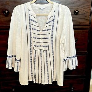 Comfortable peasant shirt with bell sleeves. It hits at the hips.